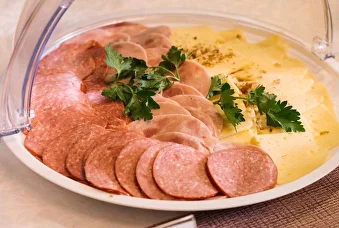Мясная нарезка для завтрака в ресторации «ОнегинЪ»